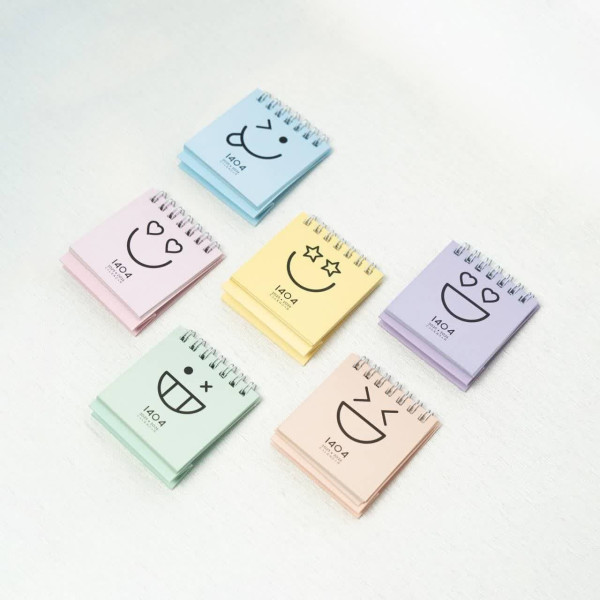 تقویم رو میزی کوچک ۱۴۰۴ طرح ایموجی سالتو