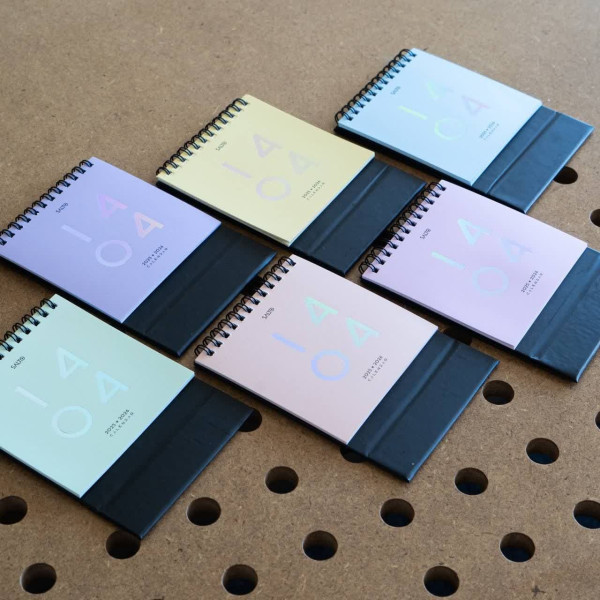 تقویم رو میزی متوسط ۱۴۰۴ طرح موندریان سالتو